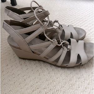 Tan lifestride sandals. Great condition! Size 8